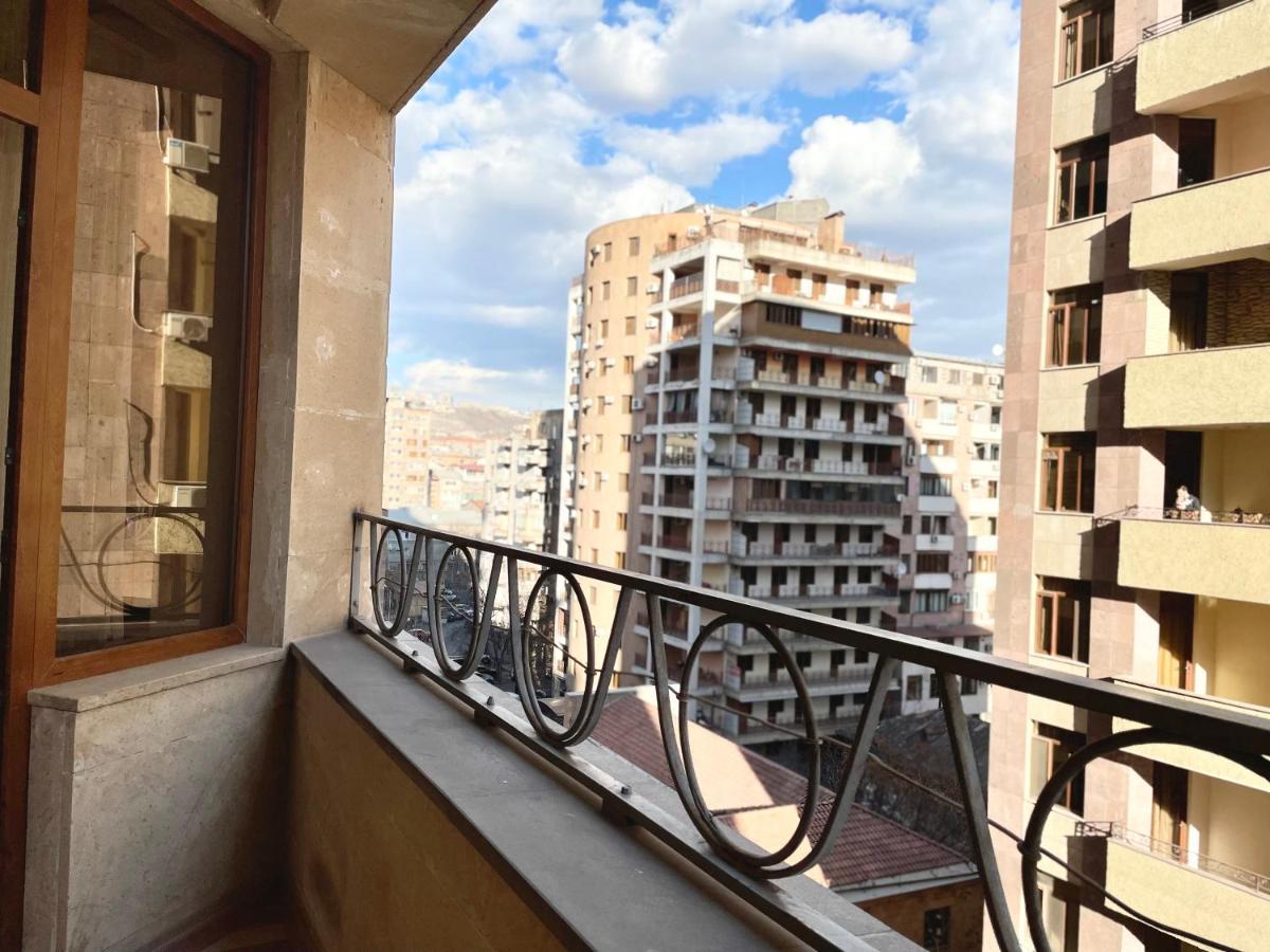 Superior Apt. With Balcony On Aram Street Apartamento Ereván Exterior foto